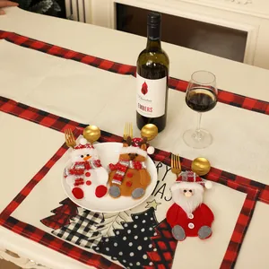 Portacubiertos navideños de Papá Noel, muñeco de nieve y alce con un mantel festivo