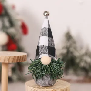 Detail der Weihnachtsgnom-Figur mit kariertem Hut und Bart aus grünen Kiefernadeln