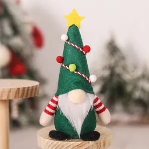 Detail eines grünen Weihnachtswichtels mit weißem Bart und rot gestreiften Armen