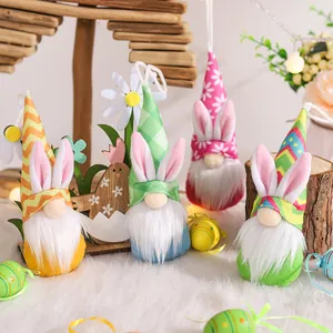 Primer plano de cuatro gnomos de Pascua con orejas de conejo y sombreros coloridos decorativos
