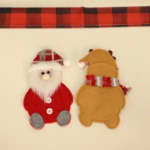 Portacubiertos navideños con Papá Noel y reno en fieltro para decoración festiva
