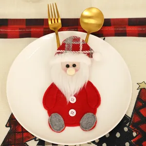Detalle del porta cubiertos de Papá Noel de fieltro con barba de felpa en mesa festiva
