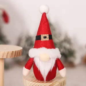 Detail eines roten Weihnachtswichtels mit Filzhut und goldener Schnalle als Tischdeko