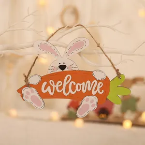 Pasen houten decoratieve hanger met konijn en welkomstwortel aan een rustiek hennep touw