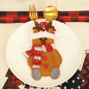 Detalle de porta cubiertos de reno en fieltro con bufanda roja para mesa de Navidad