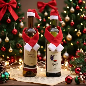 Décoration de bouteille de Noël avec mini bonnets et écharpes en peluche rouge