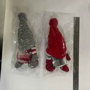 Handgemaakte gebreide kerstkabouters in rood en grijs 35cm groot met liniaal detail