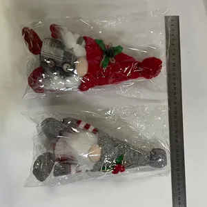 Detail van kerstkabouters in verpakking met liniaal die de 35cm afmeting aangeeft