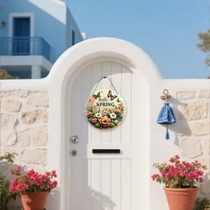 Στρογγυλή ξύλινη πινακίδα Hello Spring με λουλούδια κρεμασμένη σε λευκή πόρτα