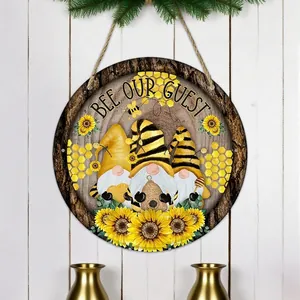 Plaque ronde en bois Bee Our Guest avec nain de jardin abeille et tournesols