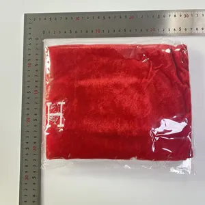 Detail der roten Stofftasche mit weißer H-Stickerei und Kordelzugverschluss