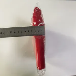 Detail der roten Plüsch-Geschenktüte, Messung der 4,5 cm Dicke mit einem Lineal