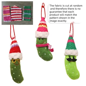 Set di tre ciondoli natalizi a forma di cetriolo verde con cappelli festivi e sciarpe