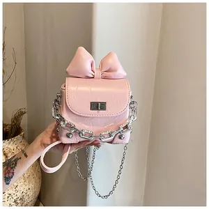 Close-up van roze mini crossbody tas van PU-leer met grove zilveren metalen ketting