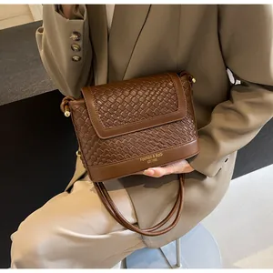 Détail du sac marron à texture tressée avec lettrage doré Fashion & BaG et fine bandoulière