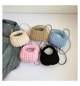Vue détaillée de dessus des sacs à main matelassés nuage en cinq couleurs tendance
