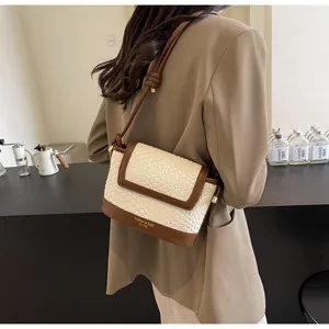 Détail du sac bandoulière tissé avec sangle en cuir et marquage fashion est 1995