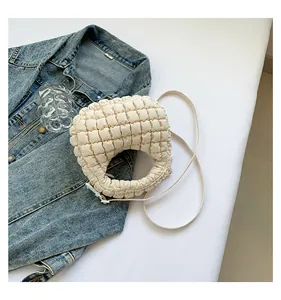 Vue détaillée du sac nuage matelassé blanc crème avec texture bulles et bandoulière fine