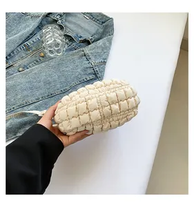 Détail du sac nuage crème montrant la texture plissée douce et la taille compacte