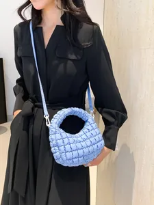 Sac nuage bleu avec texture matelassée à bulles et bandoulière réglable pratique