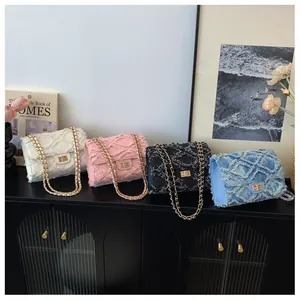 Détail de quatre sacs en tweed avec chaîne dorée en crème, rose, noir et bleu denim pur
