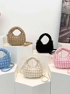 Cinq sacs nuages matelassés de couleurs variées avec bandoulière et poignée supérieure