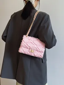 Sac à Épaule en Denim Matelassé avec Chaîne pour Femmes Bords Effilochés Petit Sac Carré à Rabat Sac à Main Mode Vintage