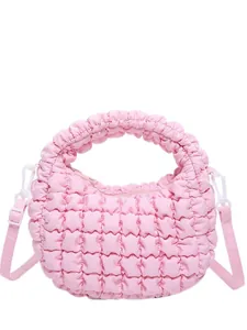 Sac nuage rose à texture bulles avec bandoulière assortie et poignée arrondie