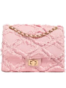 Sac bandoulière en denim rose avec matelassage, fermoir doré et bandoulière chaîne