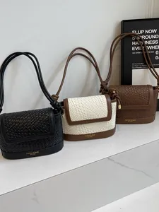 Trois sacs à bandoulière élégants en texture tissée en noir, beige et marron foncé