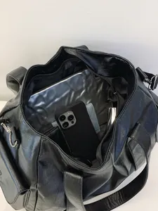 Große schwarze strukturierte Tragetasche aus Leder mit viel Platz für persönliche Dinge