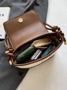 Sac à bandoulière marron rétro aspect tressé avec boucle dorée et nœuds
