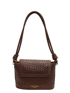 Sac bandoulière marron à texture tissée avec détails dorés et rabat pour femme