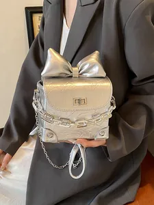 Zilveren mini-vierkante tas met metallic kreukeltextuur, strik en kettingriem