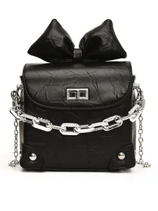 Mini zwarte crossbodytas met plooien, strikdecoratie en zilveren ketting