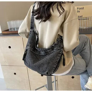 Vue latérale du grand sac hobo en jean avec pendentif en corde tressée et bandoulière