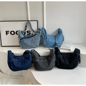 Sacs à bandoulière en denim disponibles en cinq coloris : bleu, gris et noir