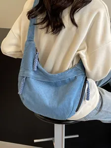 Sac bandoulière en denim bleu en forme de demi-lune avec large bandoulière réglable