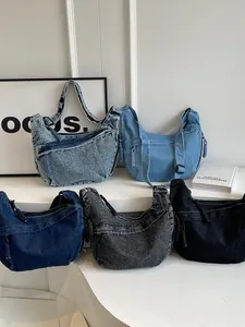 Sacs bandoulière demi-lune en denim en cinq couleurs, dont bleu clair et gris vintage