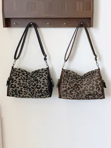 Grote shopper met luipaardprint, imitatielederen rand en verstelbare schouderriem