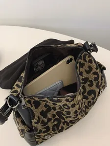 Grote shopper met luipaardprint en lederen details met ruimte voor een tablet