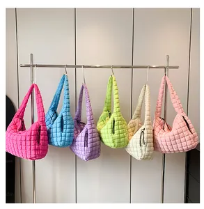 Gewatteerde nylon halvemaanvormige tassen in felle kleuren zoals fuchsia en paars