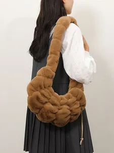 Vrouwen Geplooide Pluche Croissant Schoudertas Zacht Kunstbont Wolk Onderarm Tas Effen Kleur Herfst Winter Veelzijdige Handtas