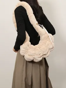 Beige pluche cloud tas met gewatteerde imitatiebont textuur en bijpassende schouderriem