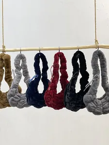 Pluche croissant schoudertassen in diverse kleuren hangend aan houten stang