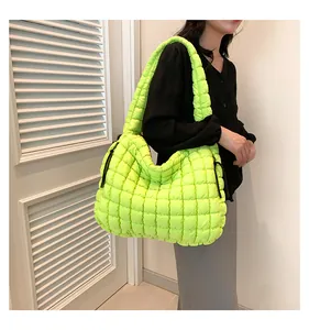 Detail van de neon groene gewatteerde puffer tas met trekkoorden aan de zijkant