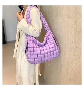 Detail van paarse gewatteerde bubble shopper met zacht getextureerd nylon