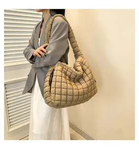 Khaki gewatteerde bubble shopper met grote capaciteit en zachte nylon textuur op model