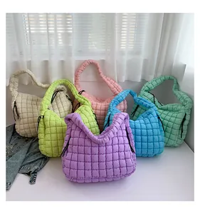 Macro-opname van gewatteerde puffy tassen in macaron-kleuren met trekkoord-accenten