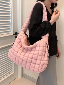 Roze gewatteerde bubble tas met grote capaciteit en zachte schouderband in casual stijl
